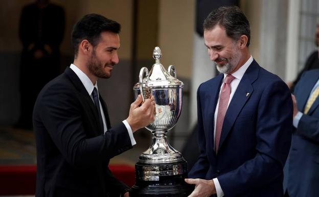 El rey Felipe hace entrega del Premio que lleva su nombre al mejor deportista del 2016 a Saúl Craviotto. 