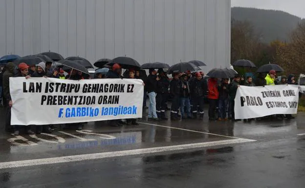 Trabajadores de Fundiciones Garbi protestan por la falta de seguridad de su empresa. 