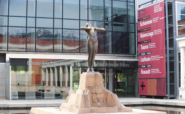 El Museo de Bellas Artes, con la escultura en honor al maestro Arriaga, obra de Francisco Durrio.