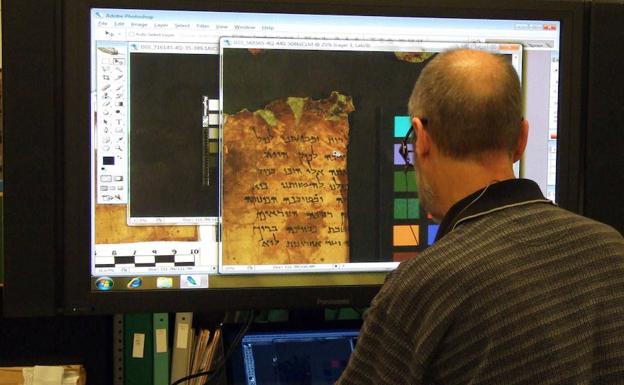Un especialista digitaliza un fragmento de los Manuscritos del Mar Muerto. 