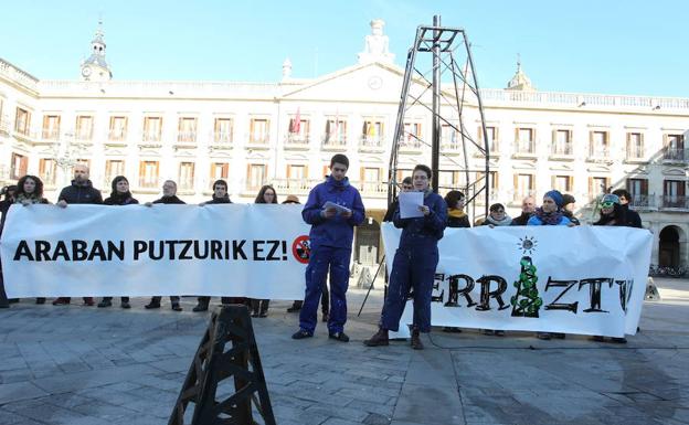 Una concentración antifracking en la plaza de España de Vitoria. 