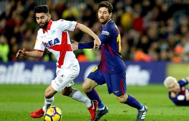 Rubén Duarte protege la pelota anet Messi.