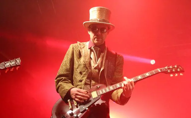 Christofer Johnsson a la guitarra durante el concierto en la Santana 26.