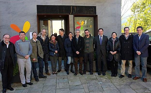 Autoridades en la inauguración de la oficina.
