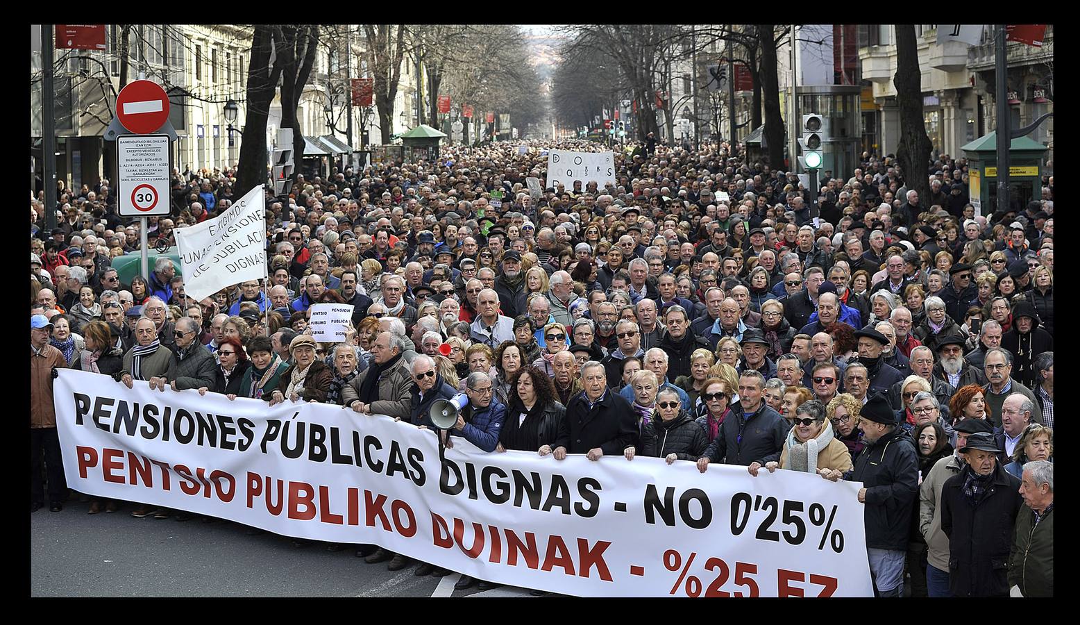 Fotos: Manifestación multitudinaria de jubilados en Bilbao