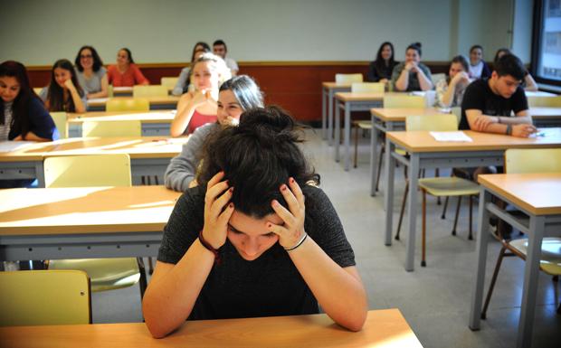 Estudiantes vascos durante las pruebas de Selectividad. 