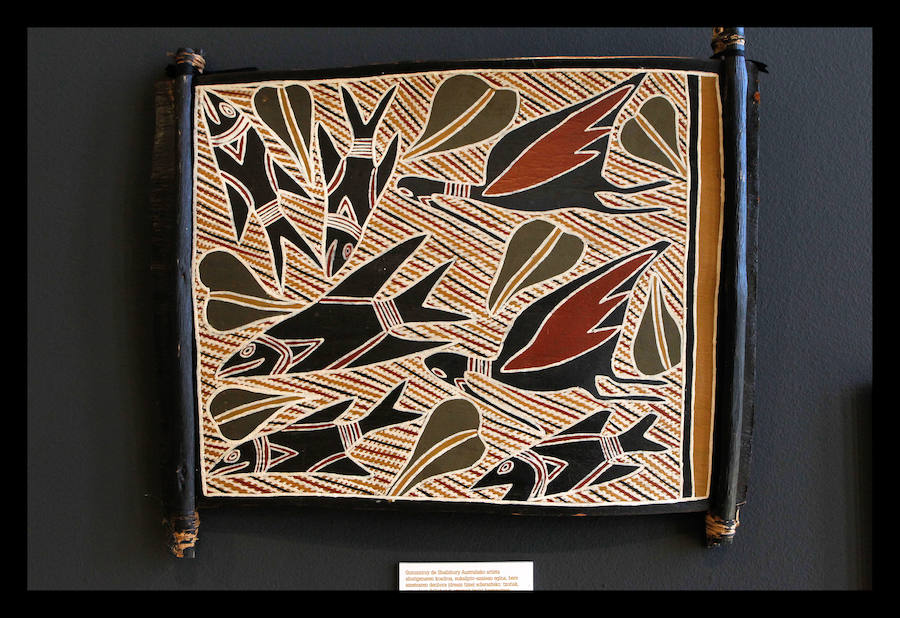 El periodista Luis Pancorbo muestra en Vitoria 'Senderos del Mundo'; una exposición de 180 piezas con historia