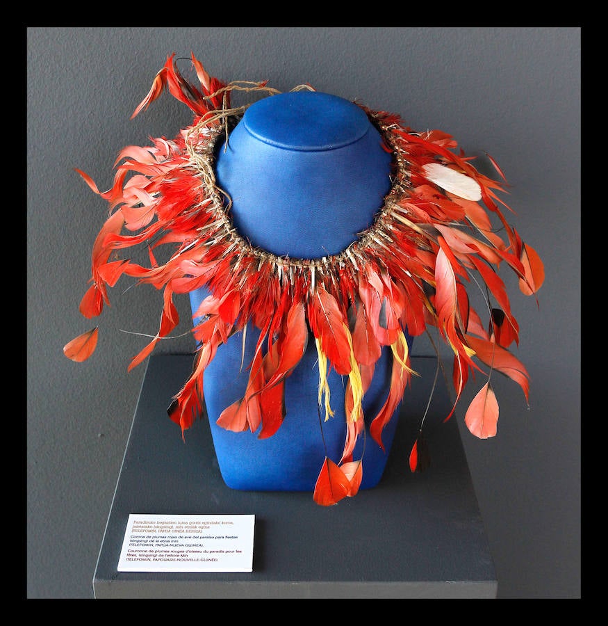 El periodista Luis Pancorbo muestra en Vitoria 'Senderos del Mundo'; una exposición de 180 piezas con historia