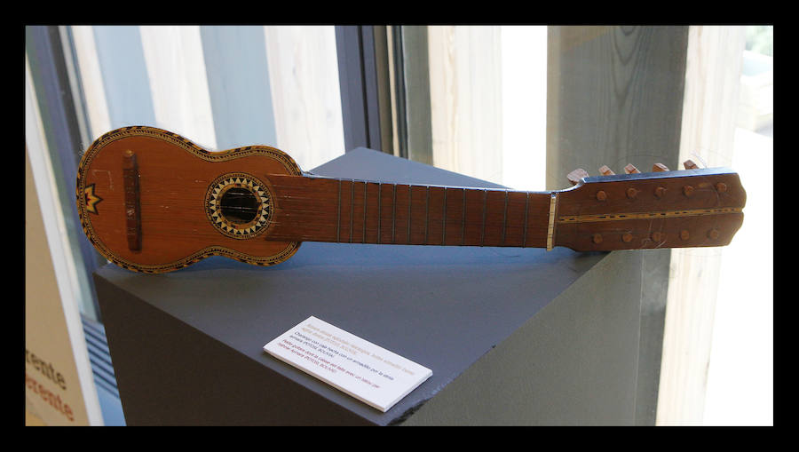 El periodista Luis Pancorbo muestra en Vitoria 'Senderos del Mundo'; una exposición de 180 piezas con historia