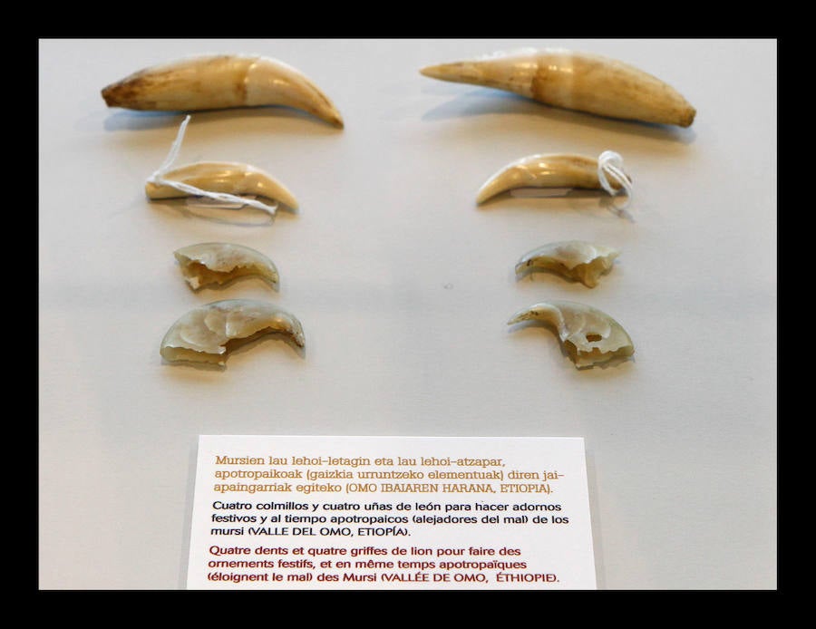 El periodista Luis Pancorbo muestra en Vitoria 'Senderos del Mundo'; una exposición de 180 piezas con historia