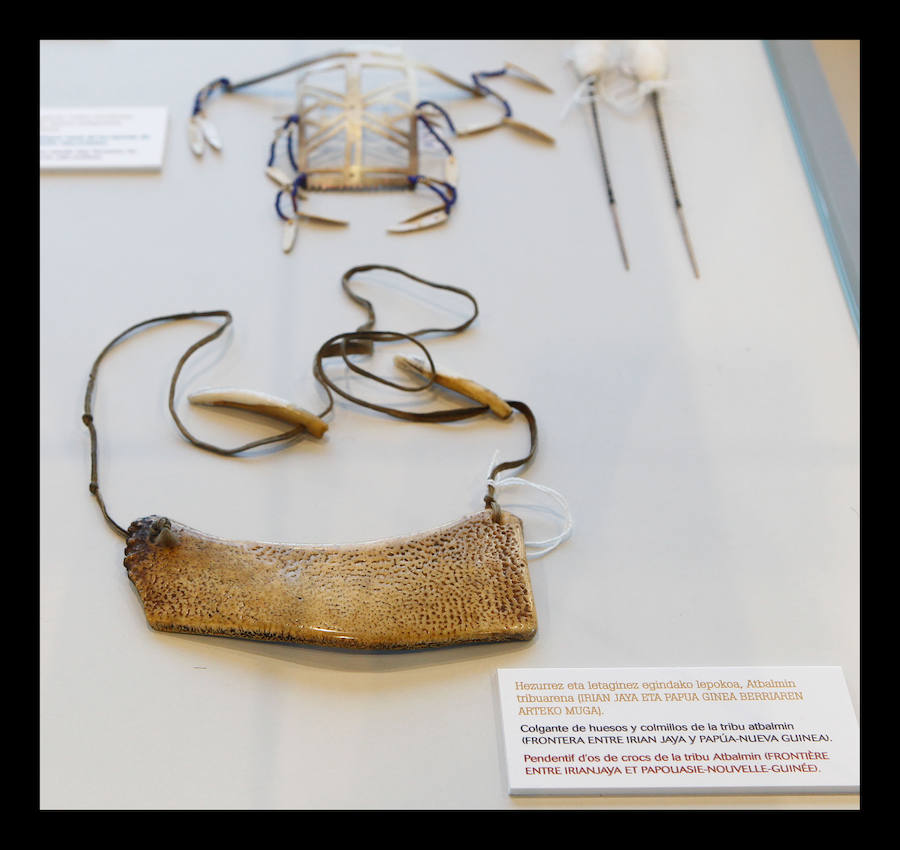 El periodista Luis Pancorbo muestra en Vitoria 'Senderos del Mundo'; una exposición de 180 piezas con historia