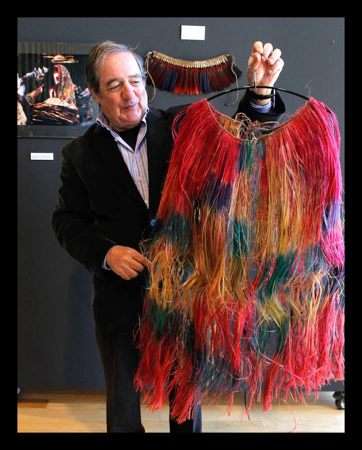 El periodista Luis Pancorbo muestra en Vitoria 'Senderos del Mundo'; una exposición de 180 piezas con historia