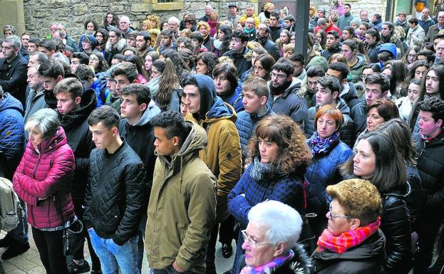 Homenaje. Un momento de la concentración frente al Ayuntamiento de Ermua.