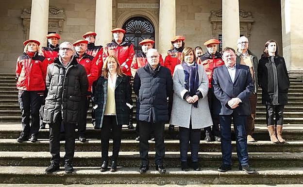 Representantes de los Miñones y de la Corporación foral de Álava, durante la concentración en memoria del ertzaina fallecido.