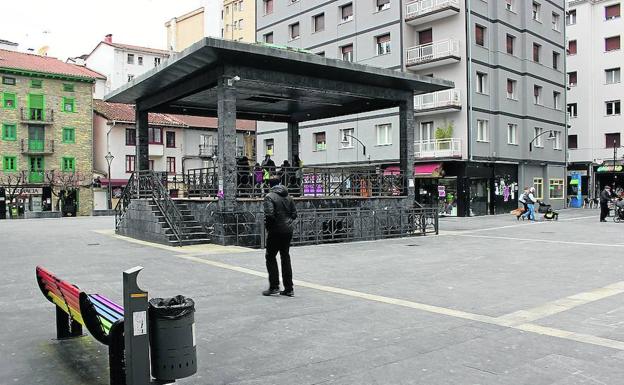 Plaza Cardenal Orbe, uno de los puntos de Ermua donde se ha instalado el soporte wifi.