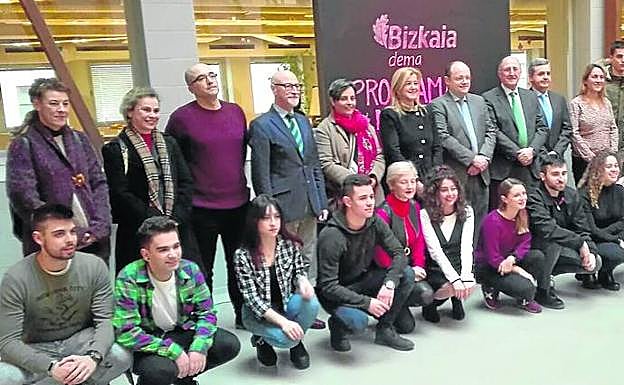 Los alumnos se juntaron ayer con representantes de doce empresas en las que harán prácticas.