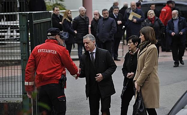 El lehendakari saluda a dos agentes antes de entrar a la capilla ardiente.