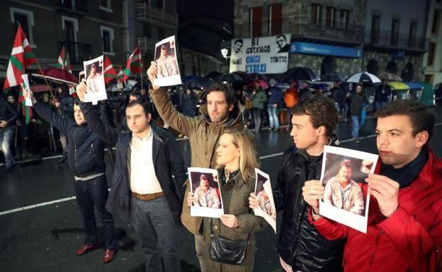 El PP mostró su desacuerdo en las calles de Andoain durante el 'Ongi etorri' a dos etarras.