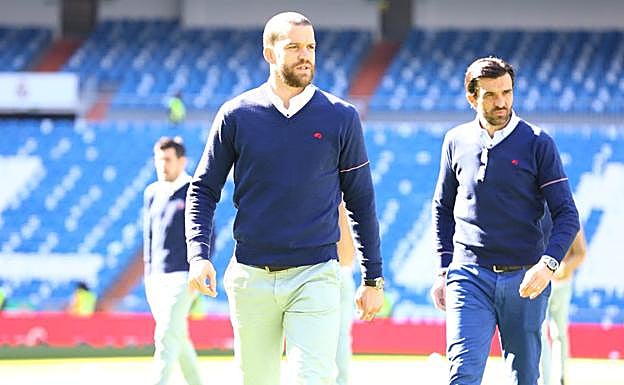 Los jugadores ya han revisado el cesped del Bernabéu. 