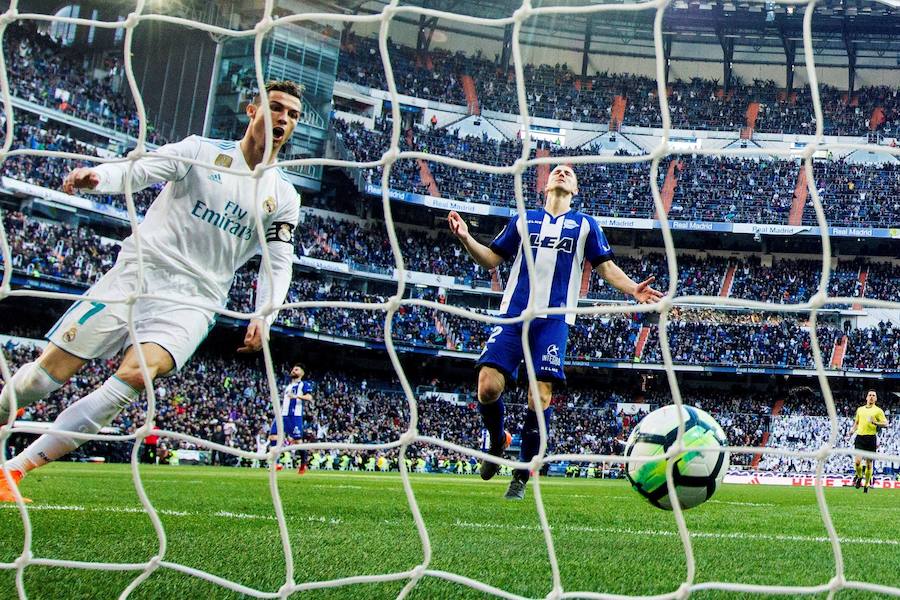 El conjunto de Zinedine Zidane logró su cuarta victoria consecutiva en Liga tras imponerse al cuadro babazorro con un doblete de Cristiano Ronaldo y tantos de Bale y Benzema, este último de penalti. 