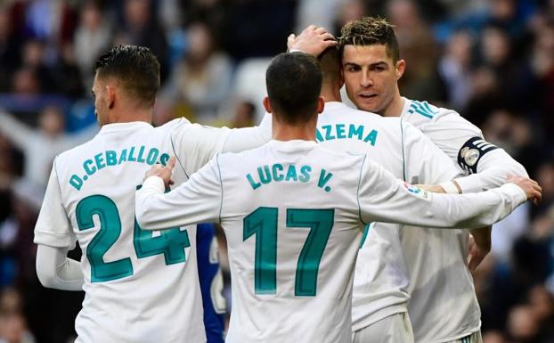 Cristiano Ronaldo, Ceballos y Lucas Vázquez felicitan a Benzema por su gol ante el Alavés. 