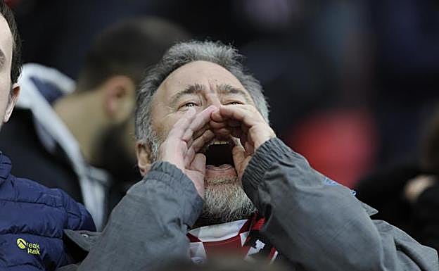 Un aficionado grita en el partido del Athletic contra el Málaga