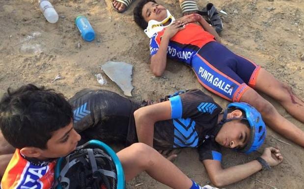 Tres niños saudíes heridos en el trágico accidente, dos de ellos vestidos con la ropa del Punta Galea.