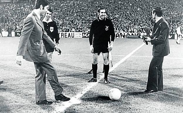 En San Mamés. Merckx hace el saque de honor en el Athletic-Southampton, con Ocaña y el trío arbitral.