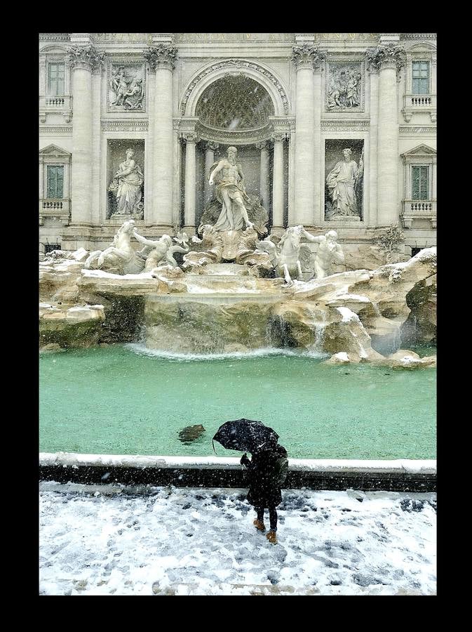 Una ola de frío siberiano recorre ciudades como Roma, Belgrado, Salónica o Berna. Al menos cuatro personas murieron a consecuencia de las bajas temperaturas, que perturbaron los sistemas de transporte de varios países y obligaron en muchas ciudades a cerrar las escuelas.