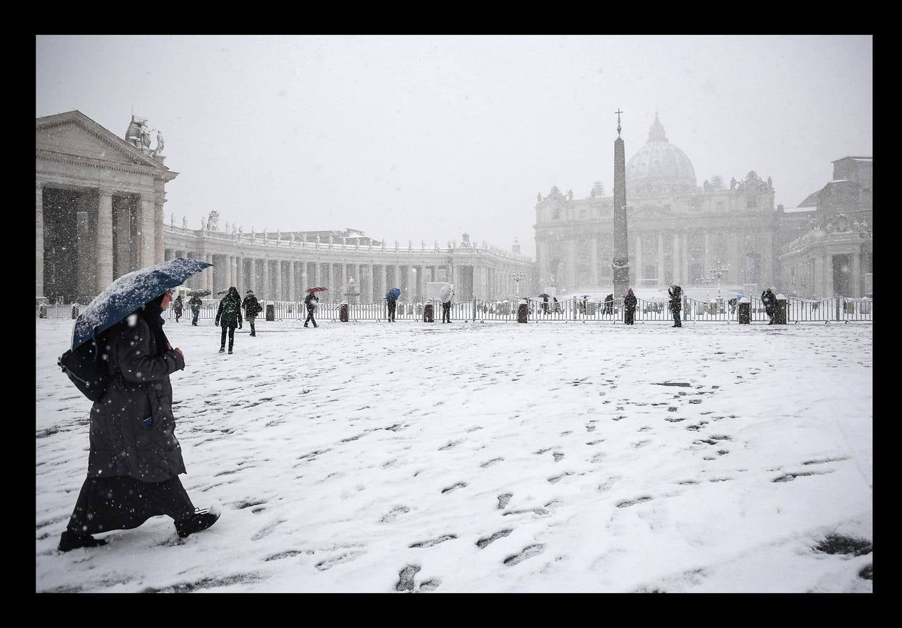 Una ola de frío siberiano recorre ciudades como Roma, Belgrado, Salónica o Berna. Al menos cuatro personas murieron a consecuencia de las bajas temperaturas, que perturbaron los sistemas de transporte de varios países y obligaron en muchas ciudades a cerrar las escuelas.