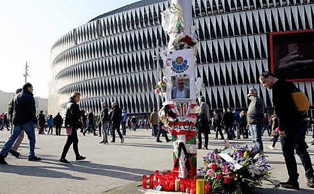 El altar que se ha preparado en honor al ertzaina fallecido.