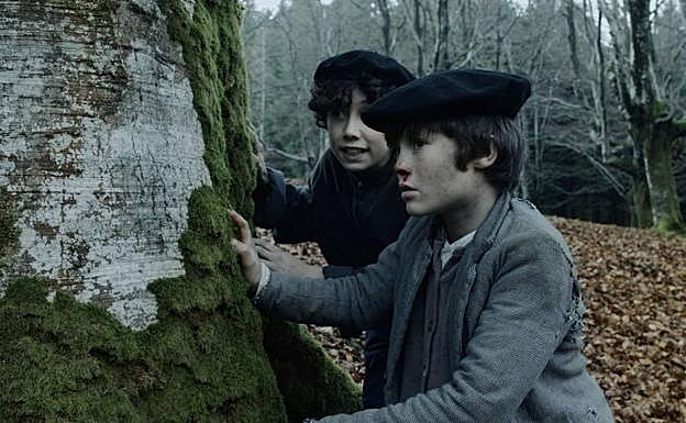 Los chavales del pueblo (arriba) se preguntan si de verdad el herrero ha vendido su alma al diablo.