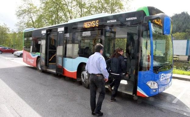 Usuarios acceden al autobús urbano de Etxebarri. 