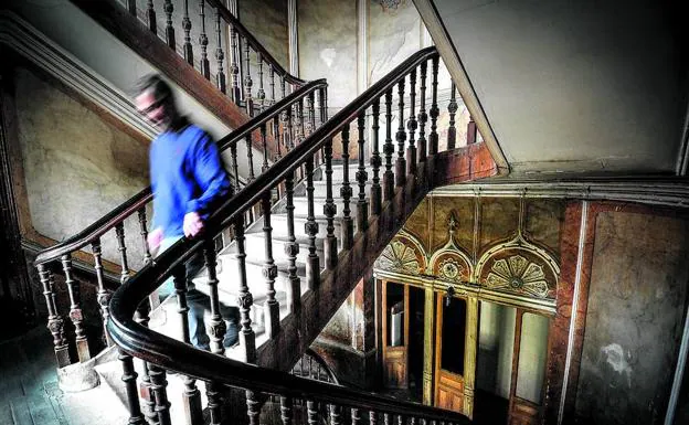 La imponente escalinata es uno de los elementos más valiosos del edificio, que ha perdido su lustre con el paso del tiempo.