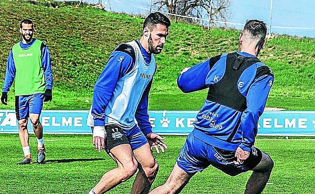 Pedraza, con la muñeca derecha vendada, durante el entrenamiento de ayer.