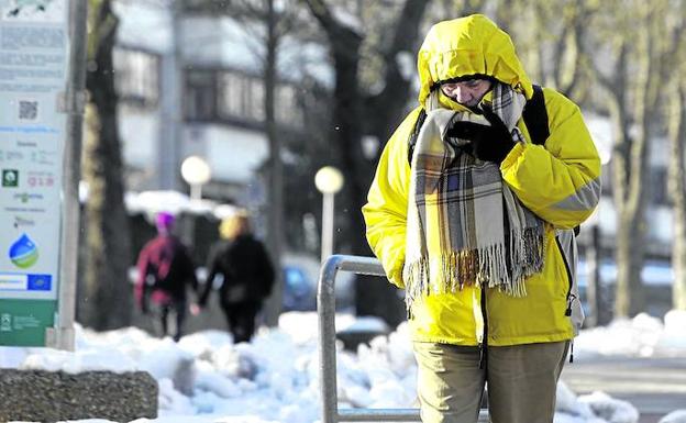 La bufanda y el gorro serán imprescindibles este martes y el miércoles en Álava.