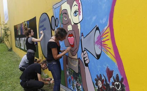 Reconstrucción de un mural feminista en Lemoa el pasado junio.