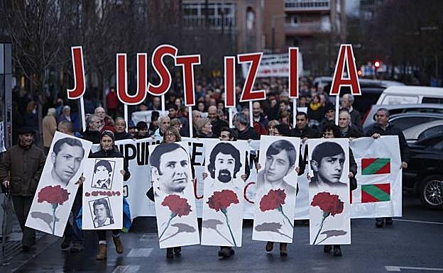Manifestación en apoyo a las víctimas del Tres de Marzo en Vitoria.