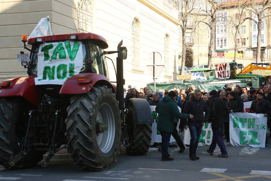 Fotos: Concentración en Vitoria contra el Tren de Alta Velocidad