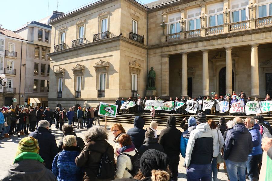 Fotos: Concentración en Vitoria contra el Tren de Alta Velocidad