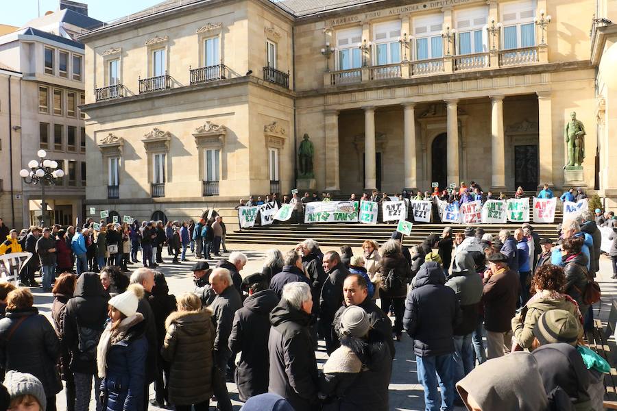 Fotos: Concentración en Vitoria contra el Tren de Alta Velocidad