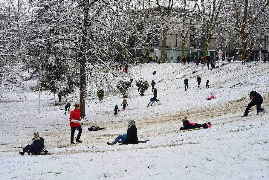 Los bilbaínos se han acercado al parque desde primera hora para disfrutar de una estampa de postal