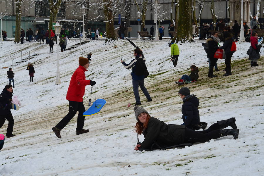 Los bilbaínos se han acercado al parque desde primera hora para disfrutar de una estampa de postal