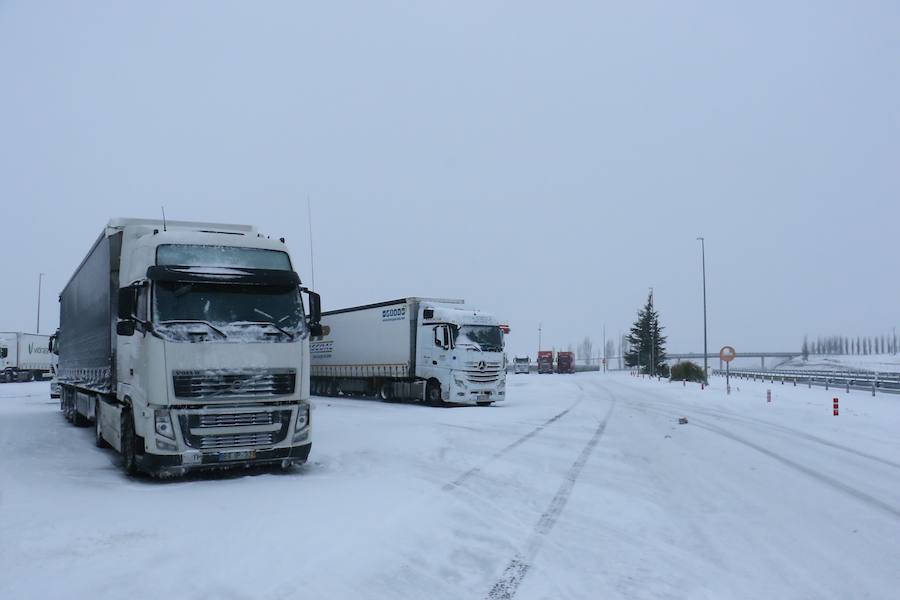 Fotos: La nieve colapsa las carreteras alavesas