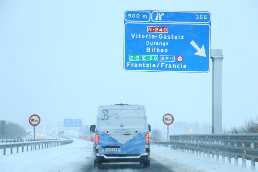 Fotos: La nieve colapsa las carreteras alavesas