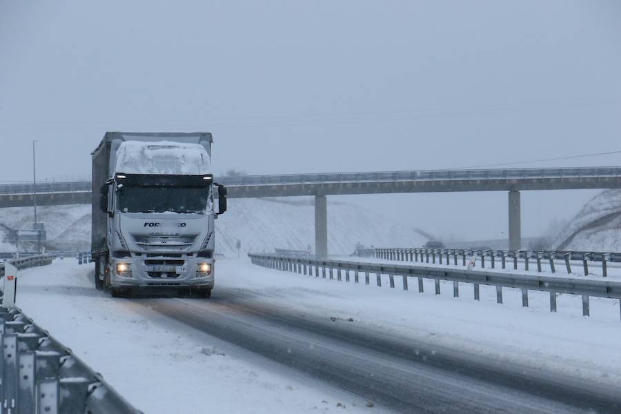 Fotos: La nieve colapsa las carreteras alavesas