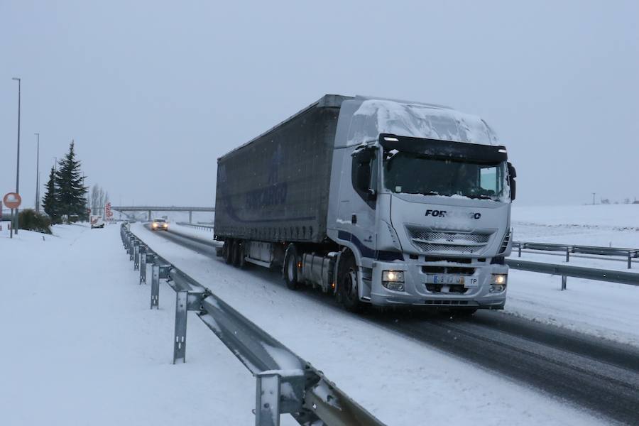 Fotos: La nieve colapsa las carreteras alavesas