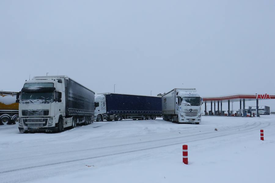 Fotos: La nieve colapsa las carreteras alavesas