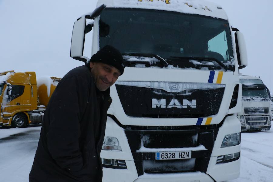 Fotos: La nieve colapsa las carreteras alavesas