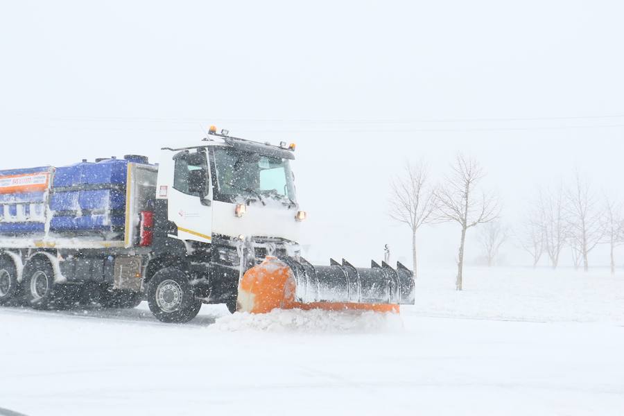 Fotos: La nieve colapsa las carreteras alavesas